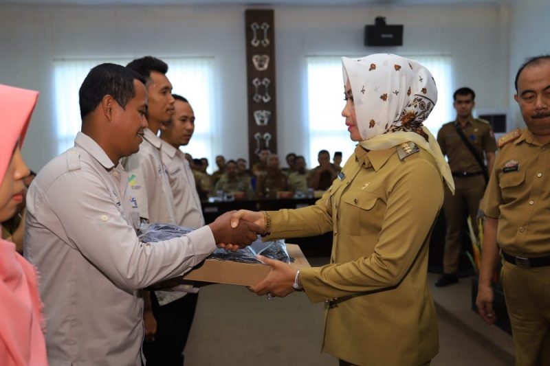 Bupati Winarti Menyerahkan Bantuan 15 Laptop Kepada Korcam Pendamping PKH .