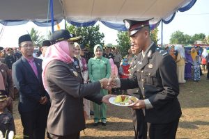 Dua Tokoh Masyarakat Mendapat Penghargaan dari Kapolres Tulang Bawang