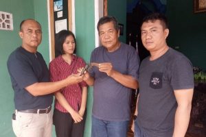 Kepala Tiyuh Kerta Sari Menyerahkan Senpi Rakitan Kepada Polsek Tumijajar