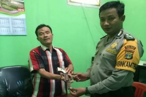 Kepala Kampung Bina Bumi Serahkan Senpi Milik Warga Kepada Polisi