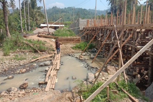 Jembatan Way Tebu II di Kecamatan Pugung Yang Pengerjaannya Dihentikan Merupakan Prioritas atasi Keterisoliran