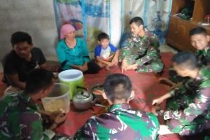 Indahnya Kebersamaan TNI dan Warga, Tercermin Dalam Makan Bersama