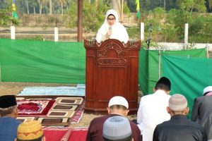 Bupati Tanggamus Dewi Handayani Sholat Iedul Adha di Lapangan Merdeka Kota Agung