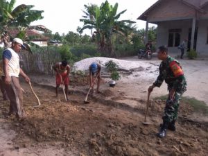 Babinsa Bersama Warga Desa Karang Mulya Mesuji Gotong Royong membersihkan  Siring