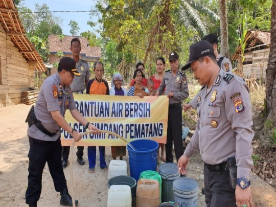 Kemarau Panjang, Peduli Warga Polsek Simpang Pematang Berbagi Air Bersih