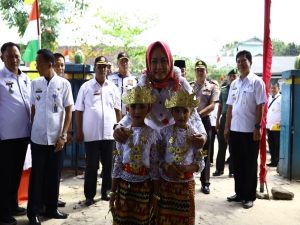Bupati Tulangbawang Winarti Menyerahkan Anggaran PAUD Rp2,3 Milyar.