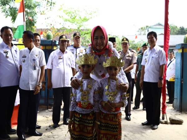 Bupati Tulangbawang Winarti Menyerahkan Anggaran PAUD Rp2,3 Milyar.