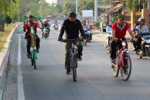 Dandim 0426 Tulangbawang Olah Raga Gowes Ontel Sambil Tamasya Keliling Kota Menggala