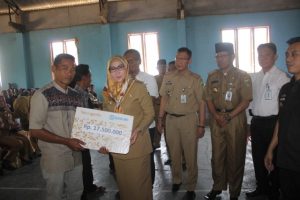 Bupati Tanggamus Dewi Handajani Menyerahkan Bantuan BSPS
