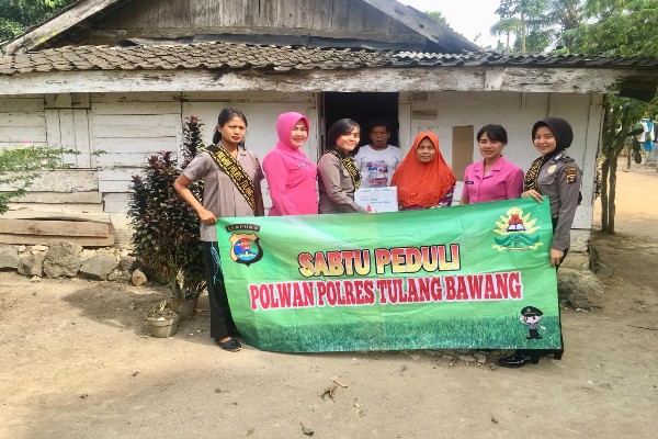 Sabtu Peduli, Polwan dan Bhayangkari Polres Tulangbawang Bantu Warga Miskin