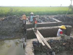 Babinsa Koramil 426-03/Rawajitu, Gotong Royong Bangun Drainase Bersama Warga Masyarakat