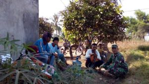 Sambil Duduk di Bawah Pohon, Babinsa Sertu Rafinel Lakukan Pembinaan Warga