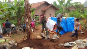 Babinsa Bandar Aji Tulang Bawang Gotongroyong Membangun Rumah Warga