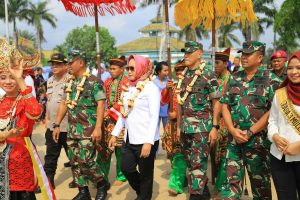 Komandan Korem 043 Garuda Hitam Membuka Bhakti Sosial TNI