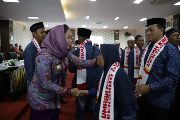 Bupati Tulangbawang Winarti Melepas  Jemaah Umroh