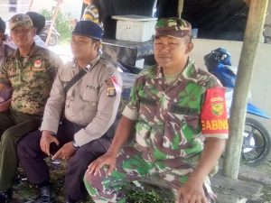 Babinsa dan Babinkamtibmas Singgah di Warung Kopi Bumi Depasena Makmur Sambil Berikan Pembinaan