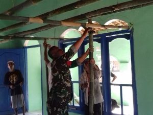 Babinsa Desa Sinar Laga Ajak Warga Bersihkan Musholla Al-Fatah