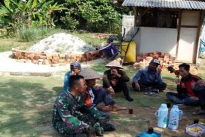 Babinsa Desa Mekar Sari Mesuji Berdialog Lesehan Bersama Warga