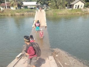 Miris, Siswa dari Kampung Yuda Karyajitu Tulangbawang Harus Melewati Jembatan  Roboh Setiap Hari
