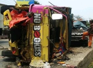 Selfie, Satu Keluarga Tewas Ditabrak Truk  di Tarahan Lampung Selatan