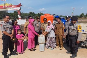 Kemarau Panjang Polres Tulangbawang Berbagi Air Bersih