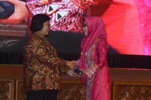 Bupati Tanggamus Hj. Dewi Handajani Menerima Penghargaan Apresiasi Pembinaan PROKLIM Utama