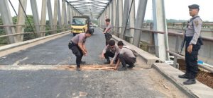 Jajaran Polres Mesuji Tutup Lubang di Jembatan Way Mesuji