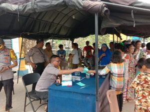 Pasca Kebakaran Lahan Gambut Polres Mesuji Lampung Bagikan  Obat  Gratis