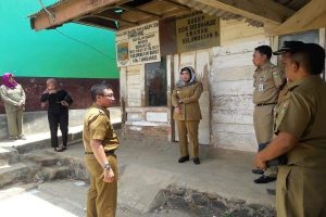 Kunjungan Kerja ke Kelumbayan Barat, Bupati Tanggamus Perintahkan Segera Rehab SDN 1 Sidoharjo