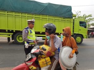 Mesuji Dilanda Kabut Asap, Satlantas Polres Mesuji Lampung  Membagikan  Masker Gratis