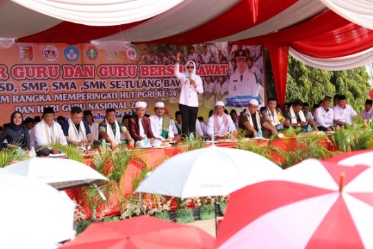 Bupati Winarti Bersholawat Bersama Guru di Peringatan HUT PGRI ke-74