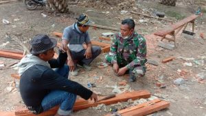Kopda Aris Koramil 426-01/Mesuji Ajak Warga Bersih-Bersih Sampah di Saluran Air