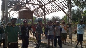Babinsa Koramil 426-02/Menggala Gotongroyong Bersama Warga Memindahkan Rumah