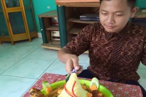 Nanda Ulang Tahun Seorang Diri Potong Nasi Tumpeng