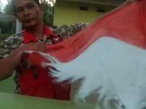 Mirisnya Bendera Merah Putih Robek Berkibar di Kantor Desa