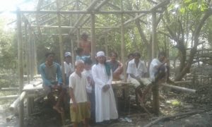 Warga Nelayan Kuala Jaya Bangun Mushola Al-Ikhlas Dari Bambu