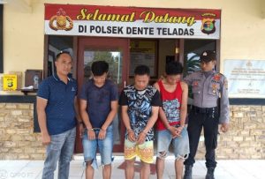 Tiga Pencuri Sedang Asyik Gulung Karpet Tambak dibekuk polisi Dente Teladas