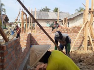 Sertu Supriyono Babinsa Koramil 426-02/ Menggala  Bantu Bangun  Rumah Warga