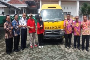 Bupati Tanggamus Dewi Handajani Serahkan Bantuan Bus Sekolah