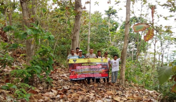 Anggota Polsek Cukuh Balak Sosialisasi Karhutla di Pekon Tengor
