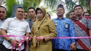 Bupati Tanggamus Dewi Handajani Ikut Tebar Bibit   Budidaya Kepiting Rawa