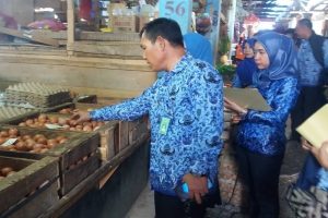 Dinas Koperindag Tanggamus Pantau Harga Sembako Jelang Natal dan Tahun Baru