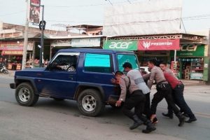 Anggota Polres Tulangbawang Peduli, Bantu Dorong Mobil Mogok