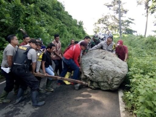 Hujan Deras Sejumlah Titik Jalan di Kecamatan Limau Tertutup Material Longsor