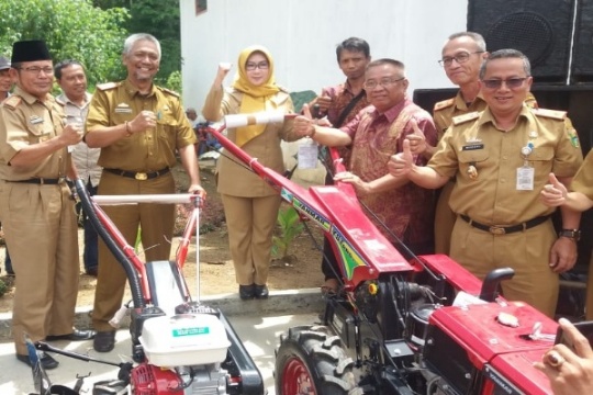 Bupati Dewi Handajani Serahkan Bantuan Alsintan