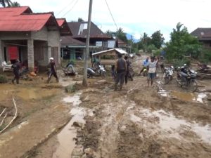 Warga Semaka Terdampak Banjir Mulai Bersihkan Lumpur dan Puing-Puing