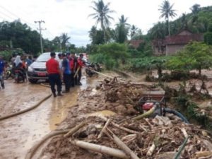 Gabungan Lintas Sektoral Bersihkan Material Banjir dan Longsor di Semaka