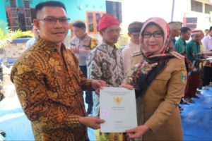 Bupati Dewi Handajani Menyerahkan Sertifikat Program PTSL