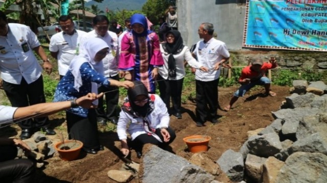 Bupati Tanggamus Lakukan Peletakan Batu Pertama Gedung Himpaudi