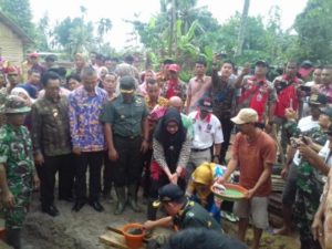 Bupati Tanggamus Melakukan Peletakan Batu Pertama Rehab Rumah Terdampak Banjir